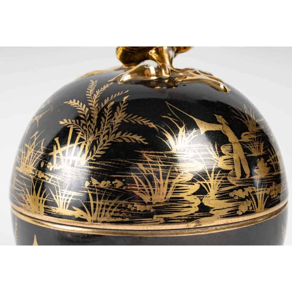 Bonbonnière au chinois, Le Tallec 1930-1935 | Biron Bonbonnière au chinois, Le Tallec 1930-1935