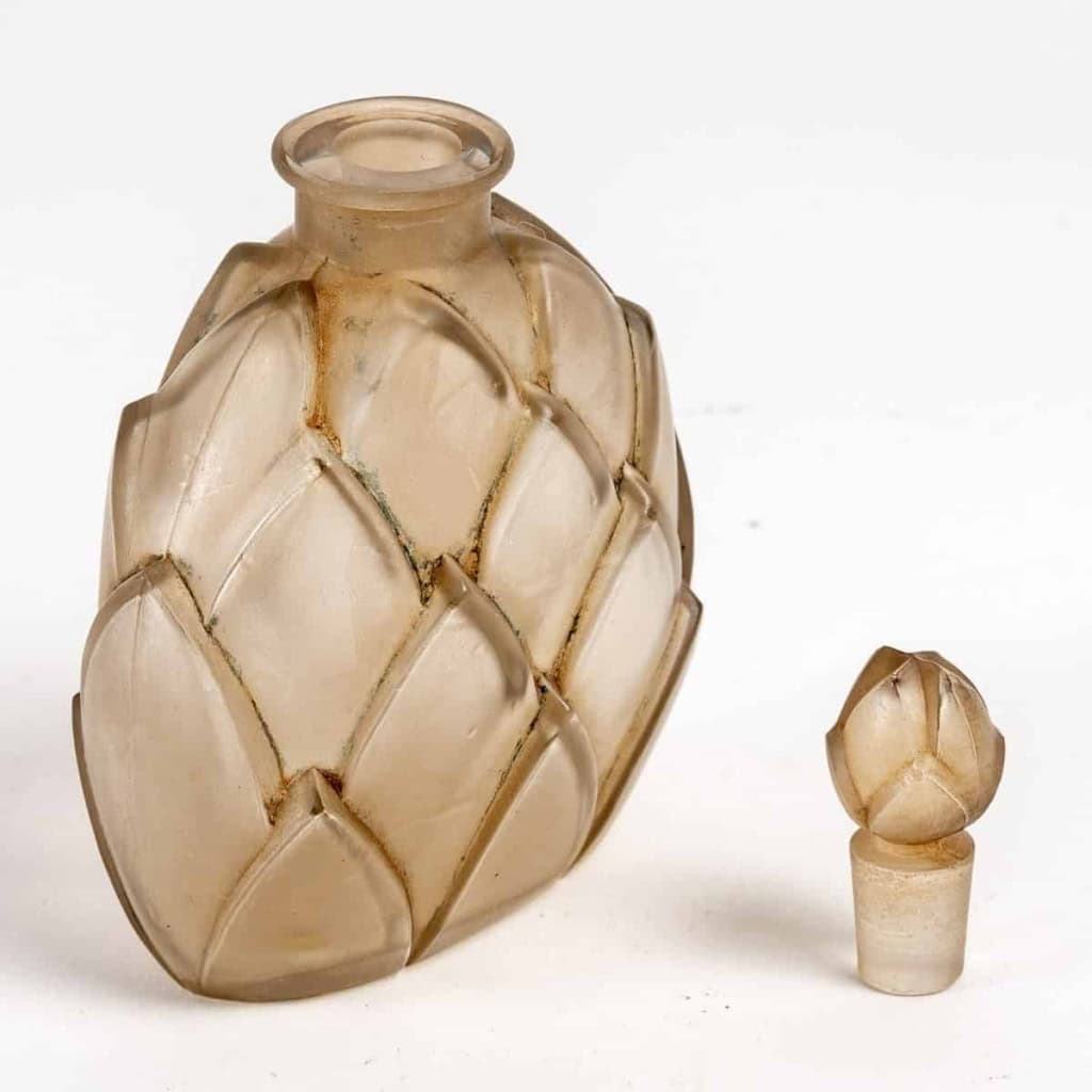 Flacon "Marquila" verre blanc patiné sépia de René LALIQUE