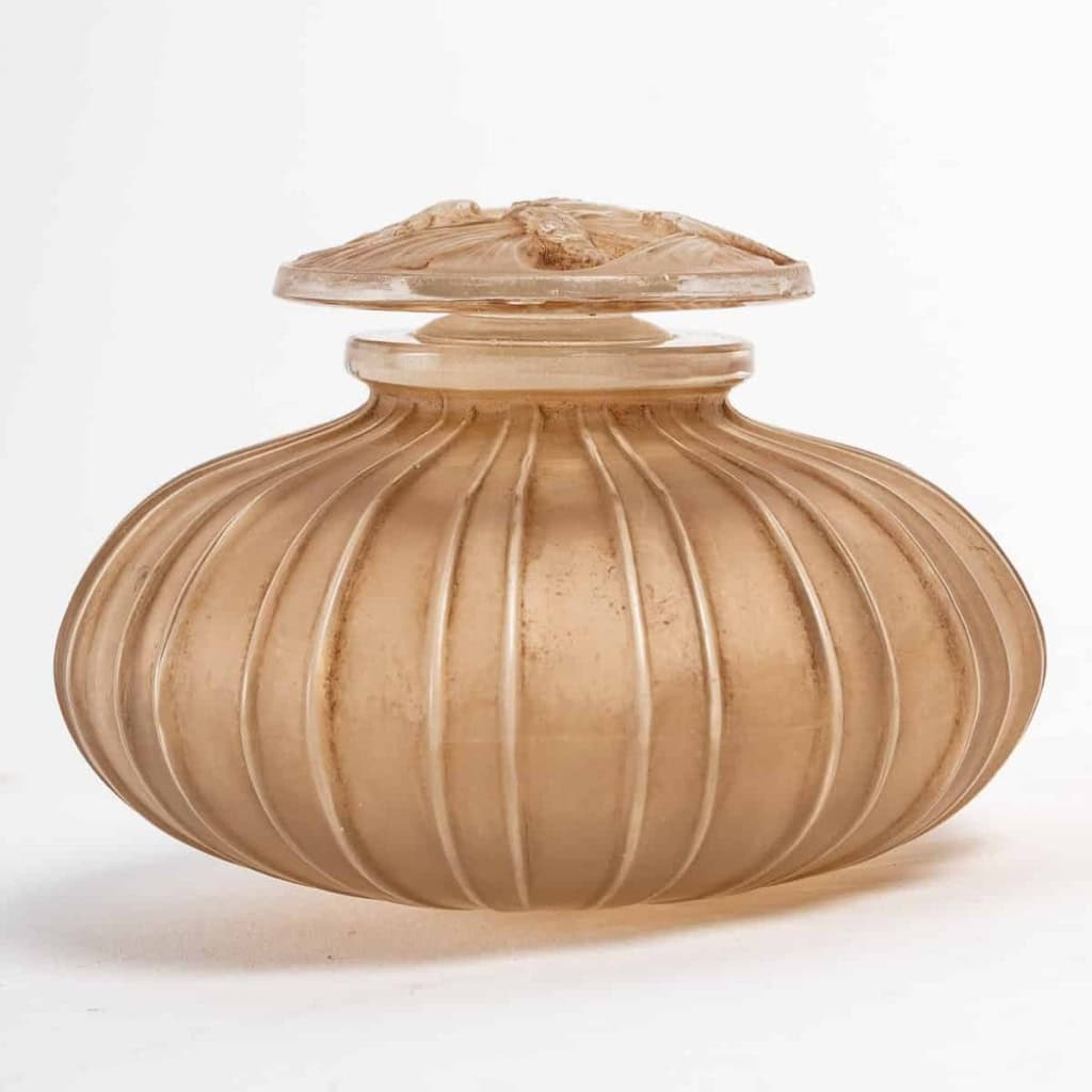 Flacon « A Côtes Bouchon Papillons » verre blanc patiné sépia de René LALIQUE | Biron |||||||