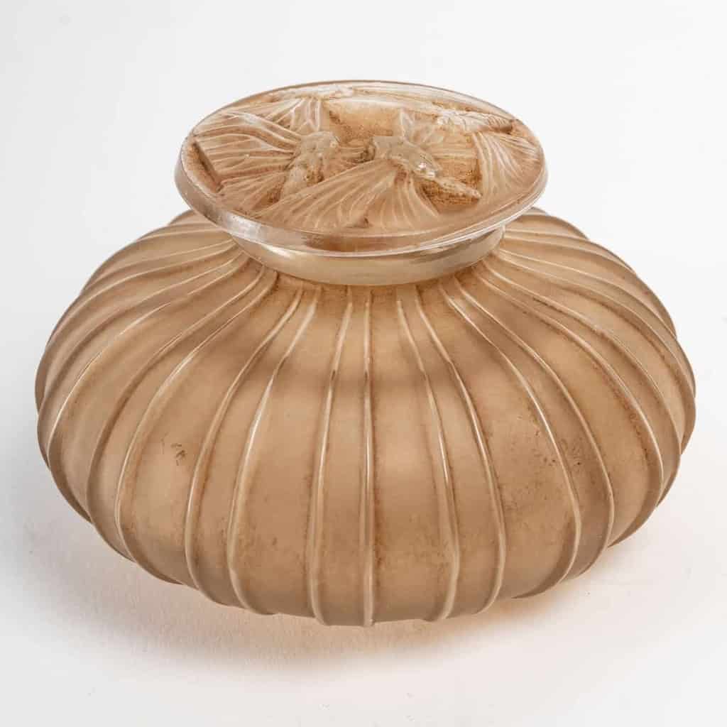 Flacon « A Côtes Bouchon Papillons » verre blanc patiné sépia de René LALIQUE | Biron Flacon "A Côtes Bouchon Papillons" verre blanc patiné sépia de René LALIQUE