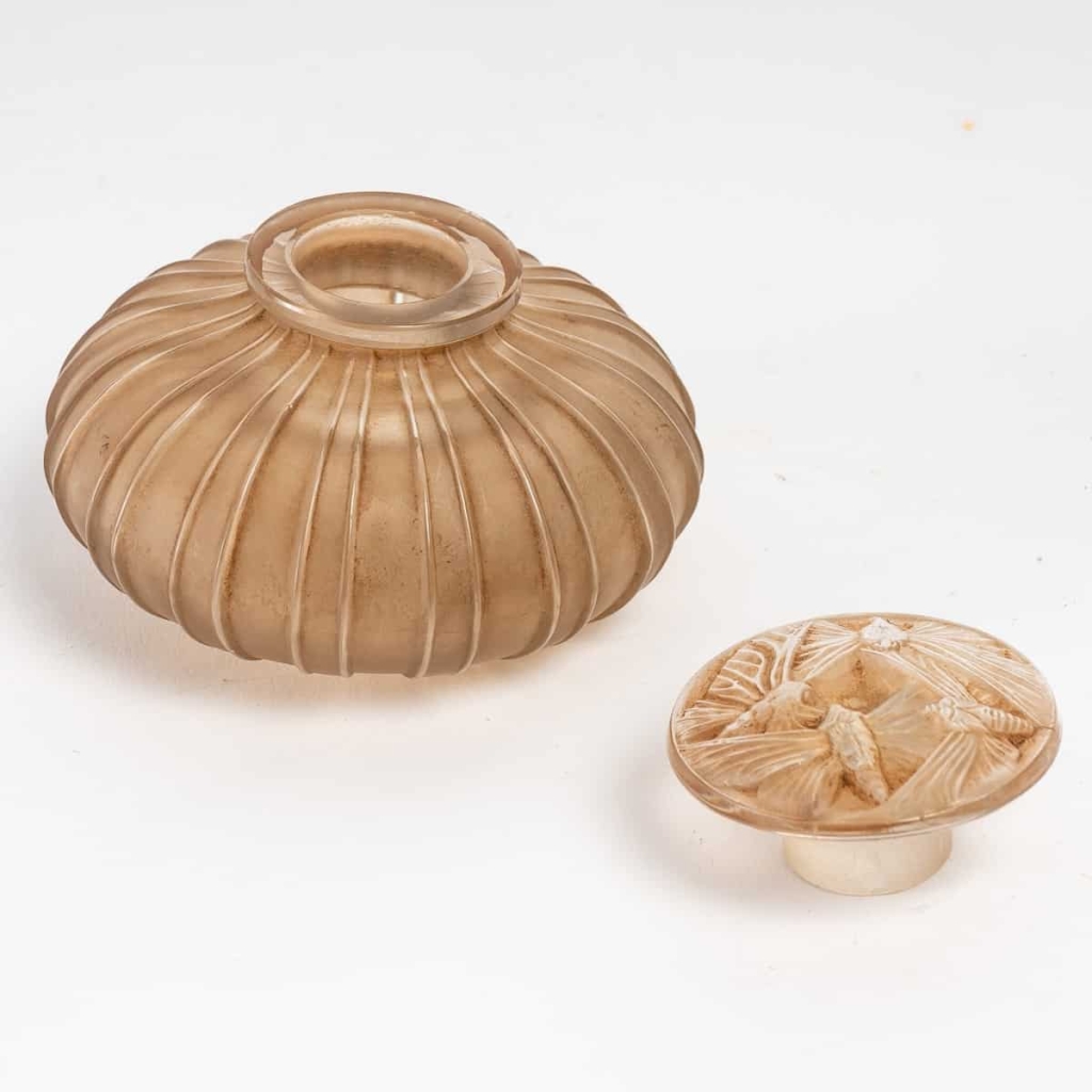 Flacon « A Côtes Bouchon Papillons » verre blanc patiné sépia de René LALIQUE | Biron Flacon "A Côtes Bouchon Papillons" verre blanc patiné sépia de René LALIQUE