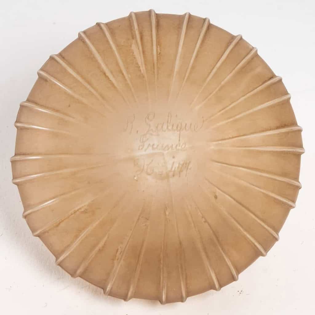 Flacon « A Côtes Bouchon Papillons » verre blanc patiné sépia de René LALIQUE | Biron Flacon "A Côtes Bouchon Papillons" verre blanc patiné sépia de René LALIQUE