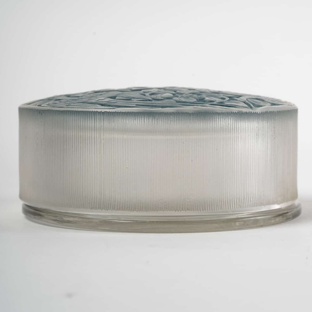 Boite « Compiègne » verre blanc patiné bleu de René LALIQUE | Biron Boite "Compiègne" verre blanc patiné bleu de René LALIQUE