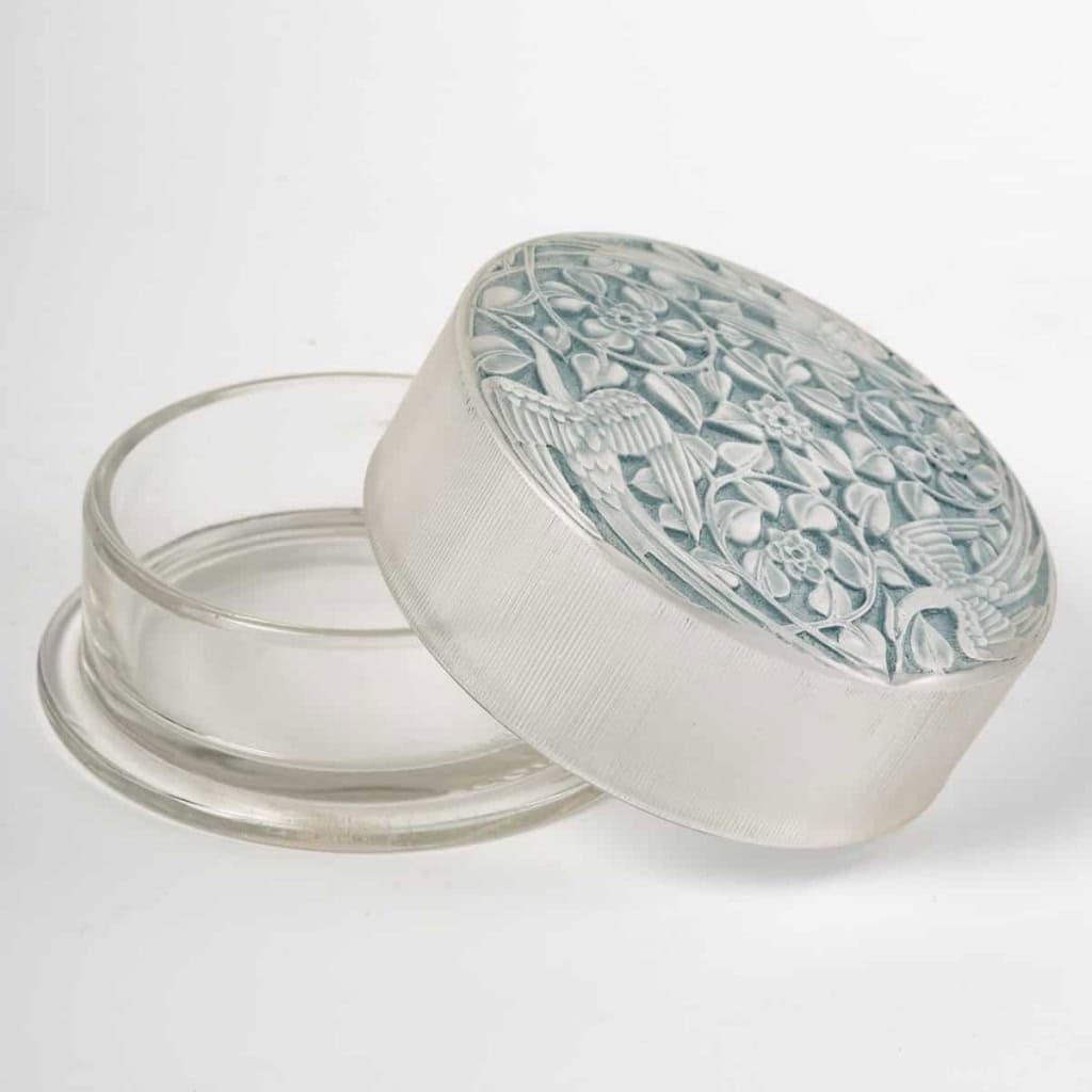 Boite « Compiègne » verre blanc patiné bleu de René LALIQUE | Biron Boite "Compiègne" verre blanc patiné bleu de René LALIQUE