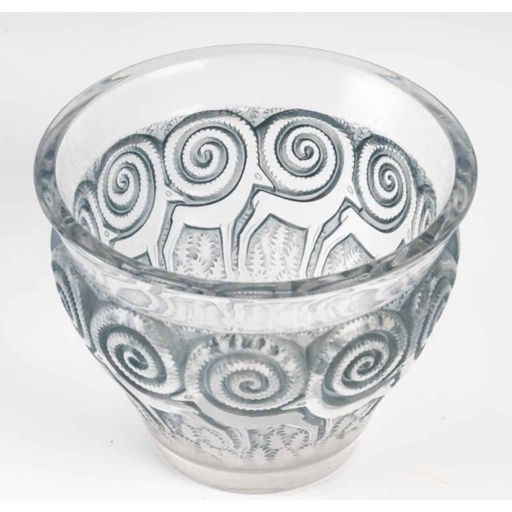 Vase « Rennes » verre blanc patiné bleu de René LALIQUE | Biron Vase "Rennes" verre blanc patiné bleu de René LALIQUE