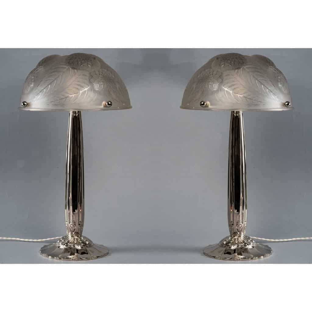 Paire de Lampes « Dahlias » verre blanc – piètements Art-Deco bronze nickelé de René LALIQUE | Biron Paire de Lampes "Dahlias" verre blanc - piètements Art-Deco bronze nickelé de René LALIQUE
