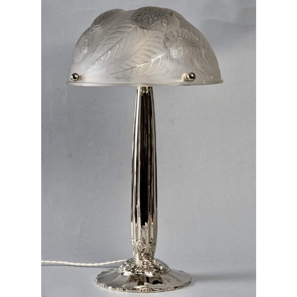 Paire de Lampes « Dahlias » verre blanc – piètements Art-Deco bronze nickelé de René LALIQUE | Biron Paire de Lampes "Dahlias" verre blanc - piètements Art-Deco bronze nickelé de René LALIQUE