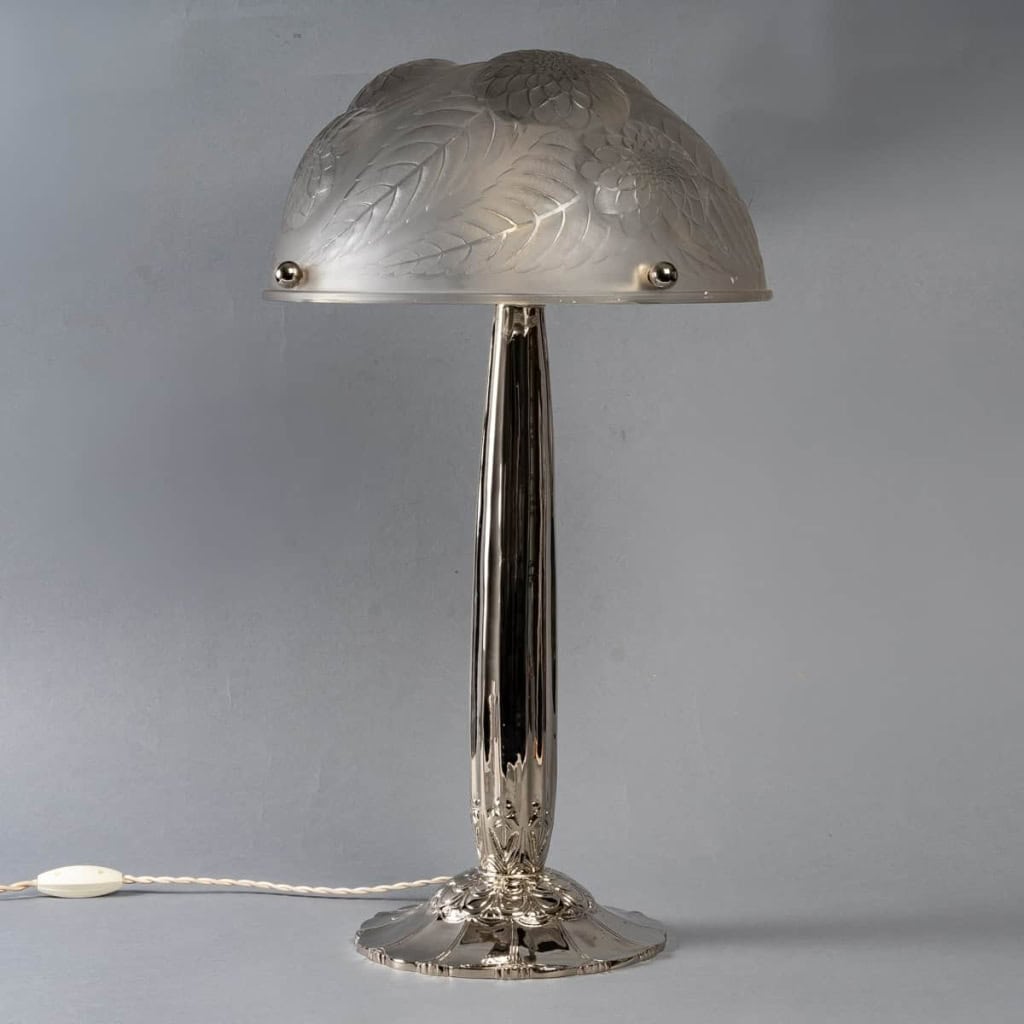 Paire de Lampes « Dahlias » verre blanc – piètements Art-Deco bronze nickelé de René LALIQUE | Biron Paire de Lampes "Dahlias" verre blanc - piètements Art-Deco bronze nickelé de René LALIQUE