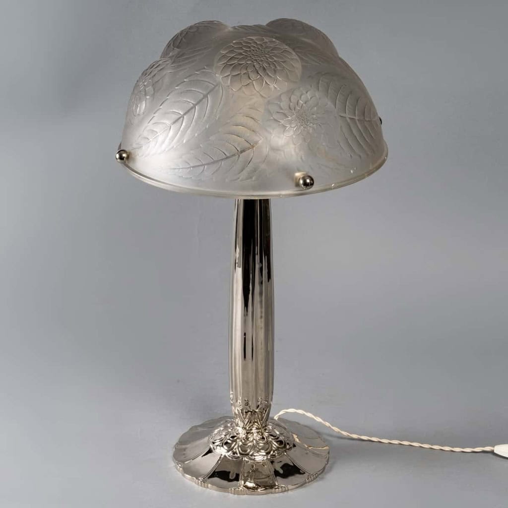 Paire de Lampes « Dahlias » verre blanc – piètements Art-Deco bronze nickelé de René LALIQUE | Biron Paire de Lampes "Dahlias" verre blanc - piètements Art-Deco bronze nickelé de René LALIQUE