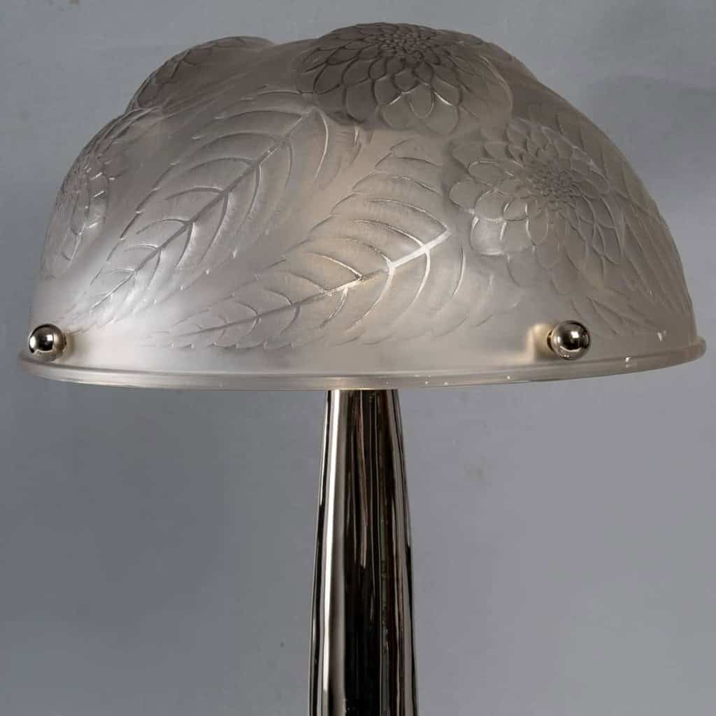 Paire de Lampes « Dahlias » verre blanc – piètements Art-Deco bronze nickelé de René LALIQUE | Biron Paire de Lampes "Dahlias" verre blanc - piètements Art-Deco bronze nickelé de René LALIQUE