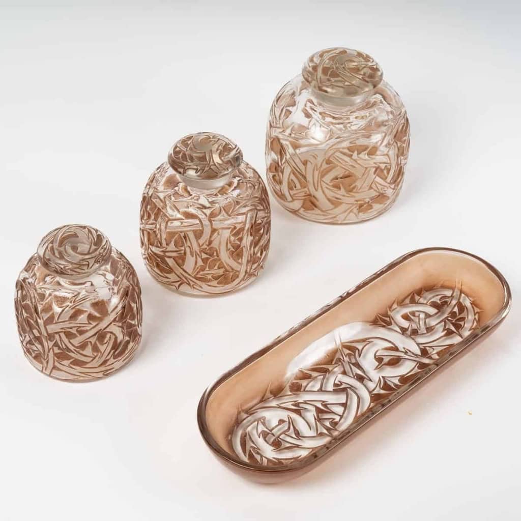 Partie de Garniture de Toilette « Epines » verre blanc patiné sépia de René LALIQUE – 4 pièces | Biron Partie de Garniture de Toilette "Epines" verre blanc patiné sépia de René LALIQUE - 4 pièces