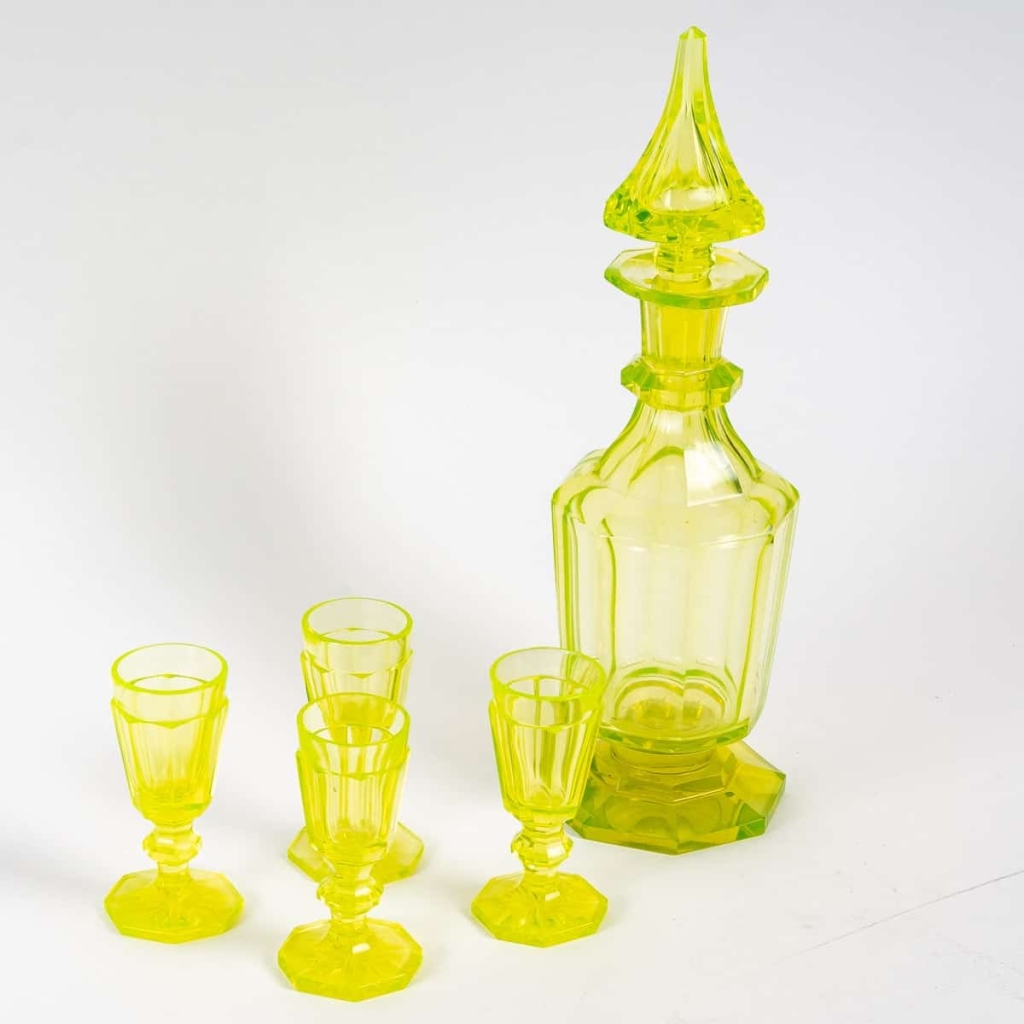 Carafe en cristal de bohème, 4 goblets en ouraline, XIXème siècle | Biron Carafe en cristal de bohème, 4 goblets en ouraline, XIXème siècle