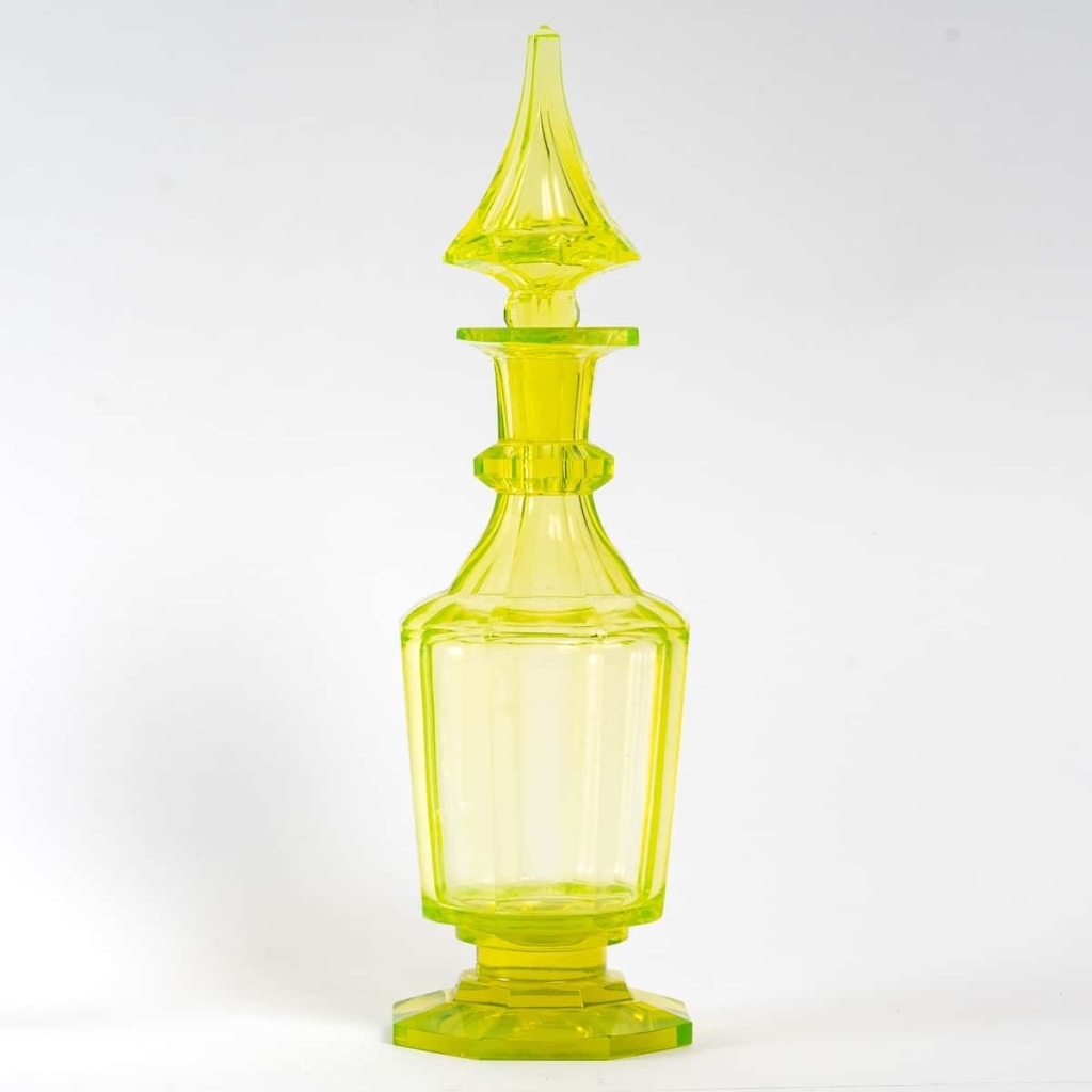 Carafe en cristal de bohème, 4 goblets en ouraline, XIXème siècle | Biron Carafe en cristal de bohème, 4 goblets en ouraline, XIXème siècle