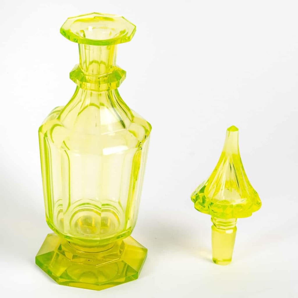 Carafe en cristal de bohème, 4 goblets en ouraline, XIXème siècle | Biron Carafe en cristal de bohème, 4 goblets en ouraline, XIXème siècle