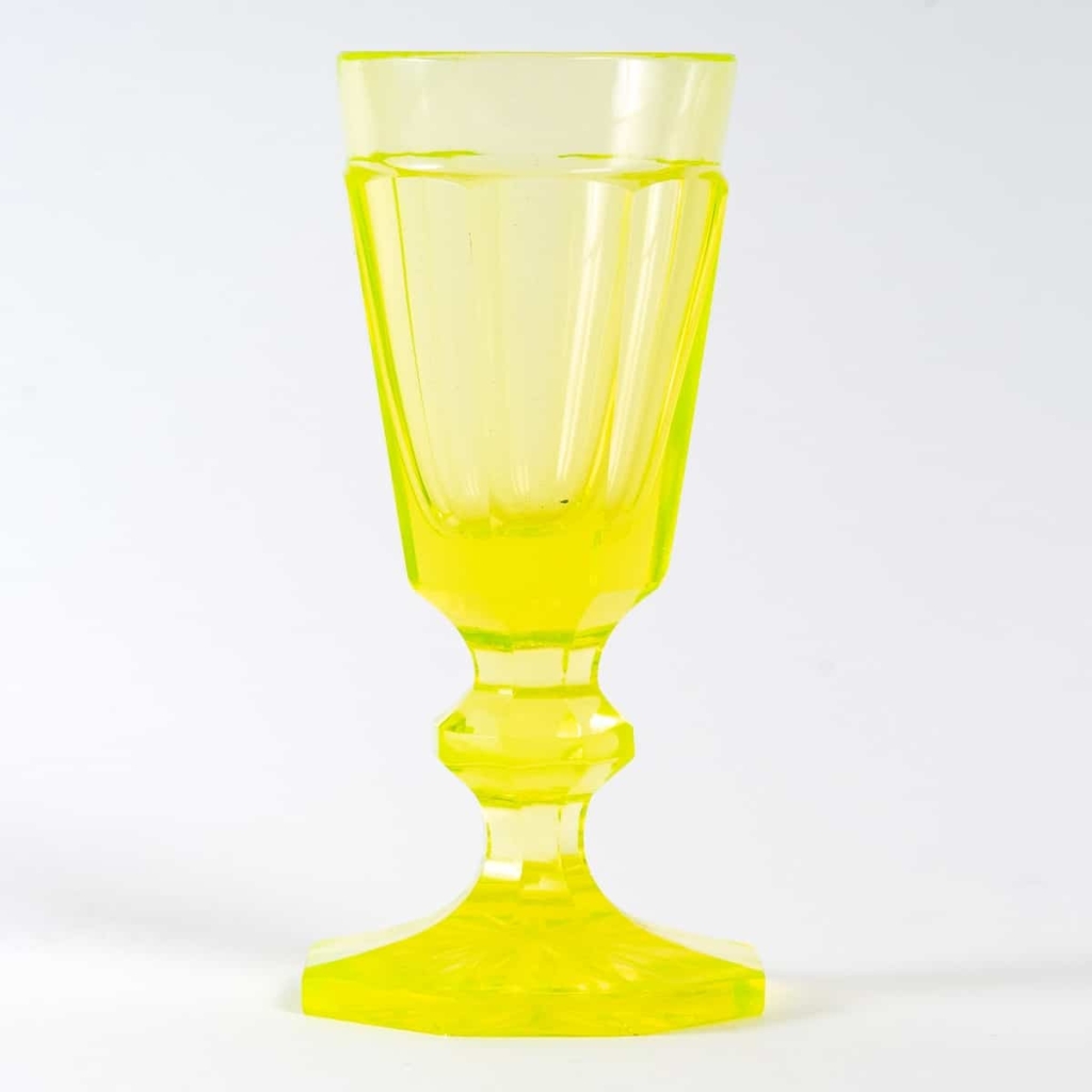 Carafe en cristal de bohème, 4 goblets en ouraline, XIXème siècle | Biron Carafe en cristal de bohème, 4 goblets en ouraline, XIXème siècle