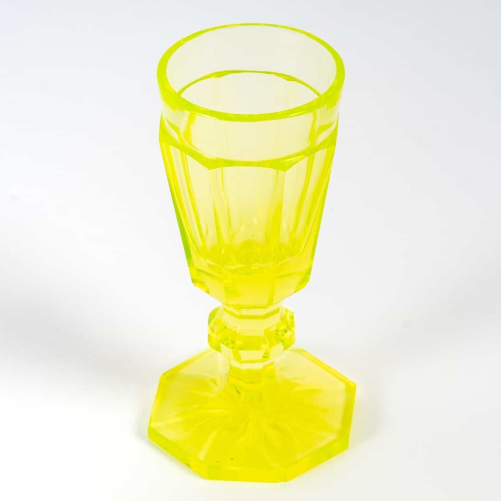 Carafe en cristal de bohème, 4 goblets en ouraline, XIXème siècle | Biron Carafe en cristal de bohème, 4 goblets en ouraline, XIXème siècle