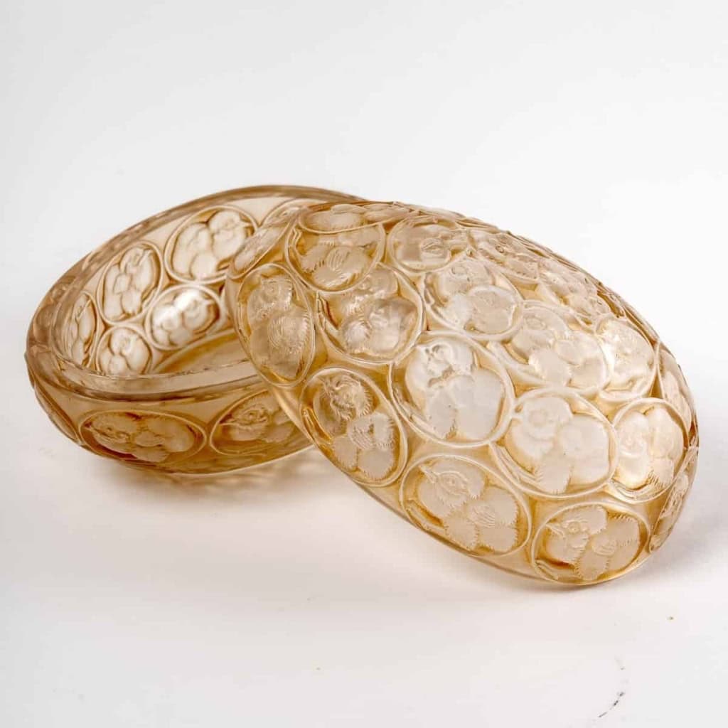 Boite « Poussins » verre blanc patiné sépia de René LALIQUE | Biron Boite "Poussins" verre blanc patiné sépia de René LALIQUE