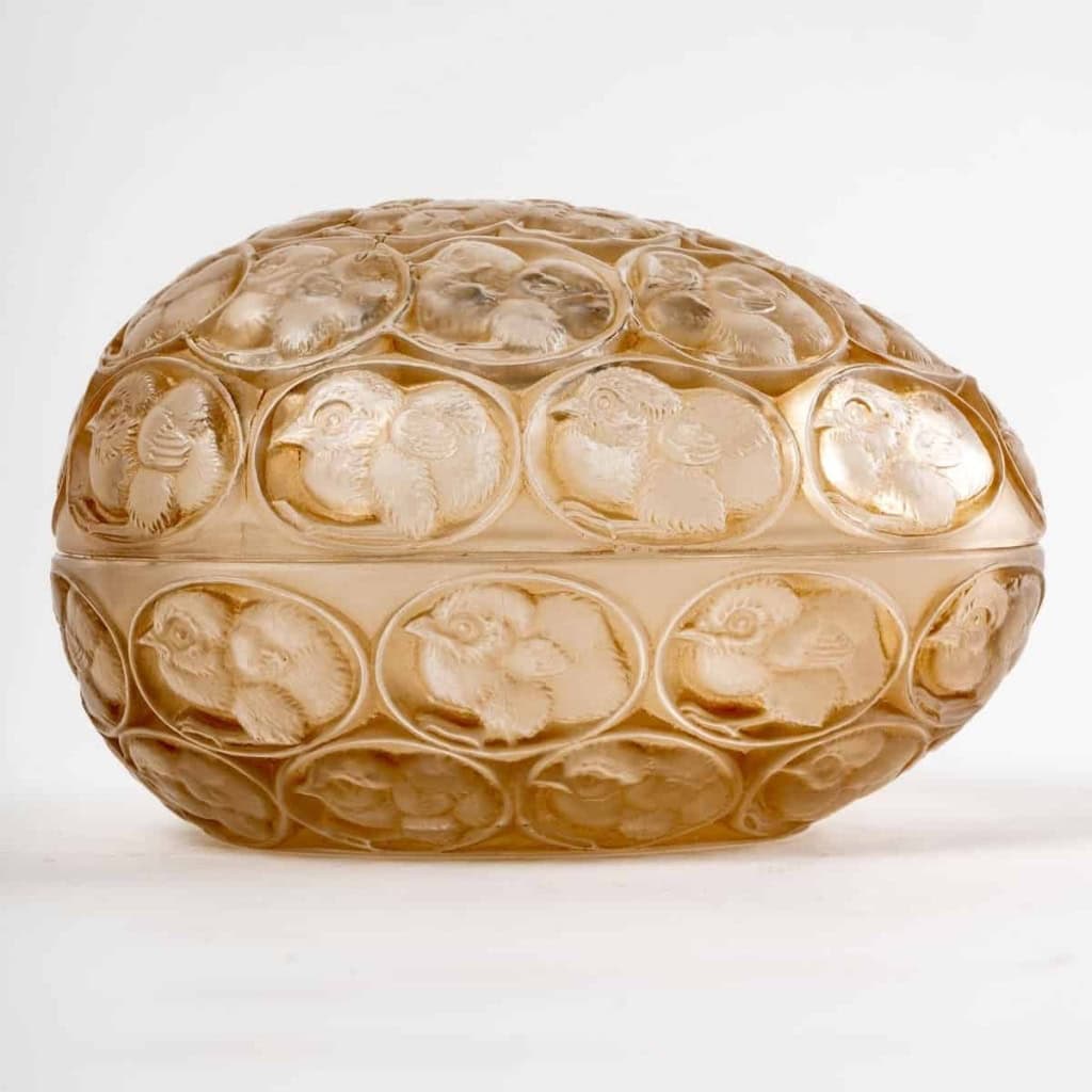Boite « Poussins » verre blanc patiné sépia de René LALIQUE | Biron Boite "Poussins" verre blanc patiné sépia de René LALIQUE