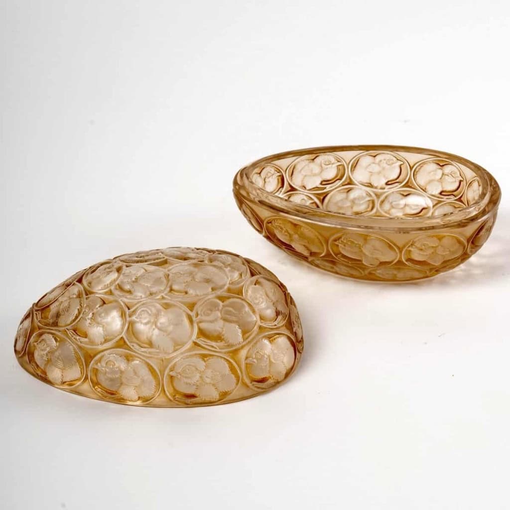 Boite « Poussins » verre blanc patiné sépia de René LALIQUE | Biron Boite "Poussins" verre blanc patiné sépia de René LALIQUE
