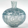 Vase « Lièvres » verre blanc patiné bleu de René LALIQUE | Biron Vase "Lièvres" verre blanc patiné bleu de René LALIQUE