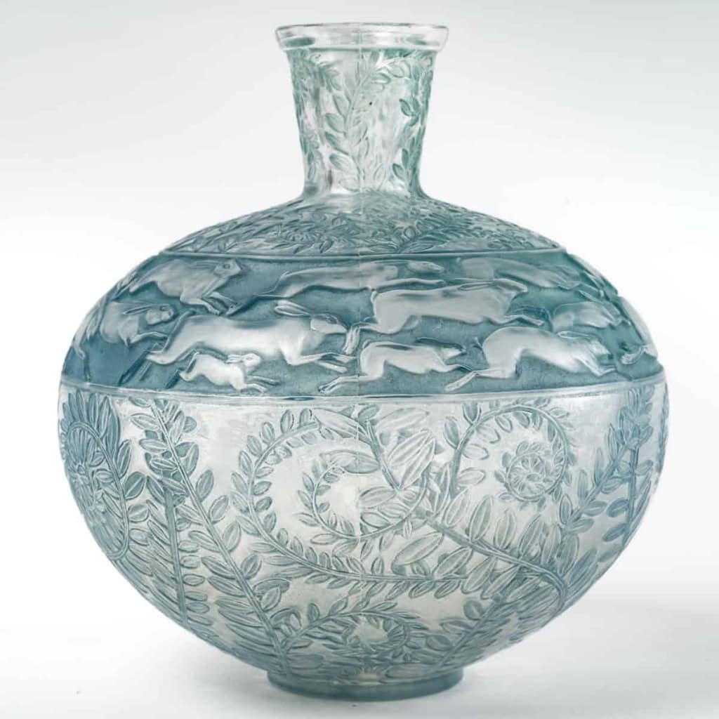 Vase « Lièvres » verre blanc patiné bleu de René LALIQUE | Biron Vase "Lièvres" verre blanc patiné bleu de René LALIQUE