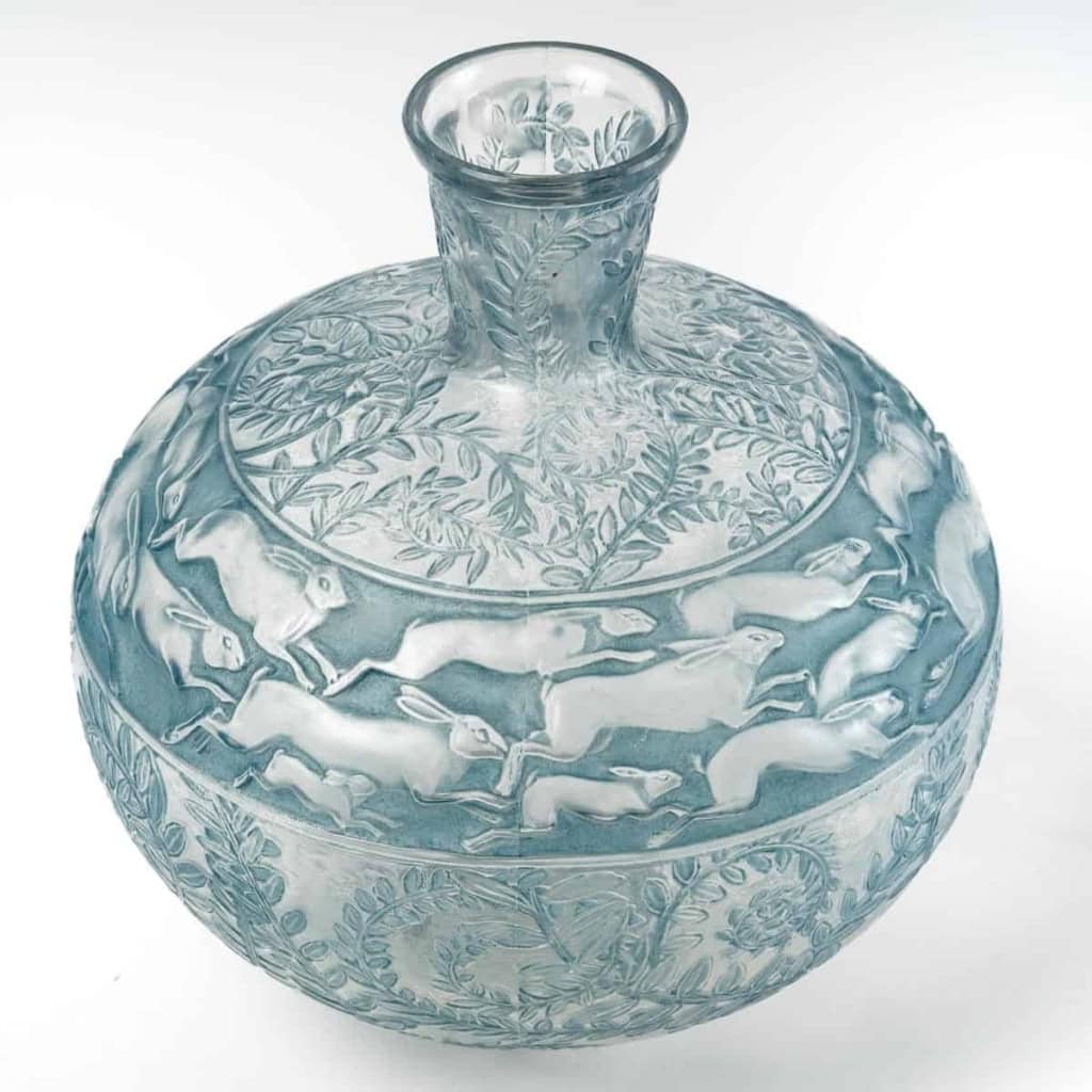 Vase « Lièvres » verre blanc patiné bleu de René LALIQUE | Biron Vase "Lièvres" verre blanc patiné bleu de René LALIQUE