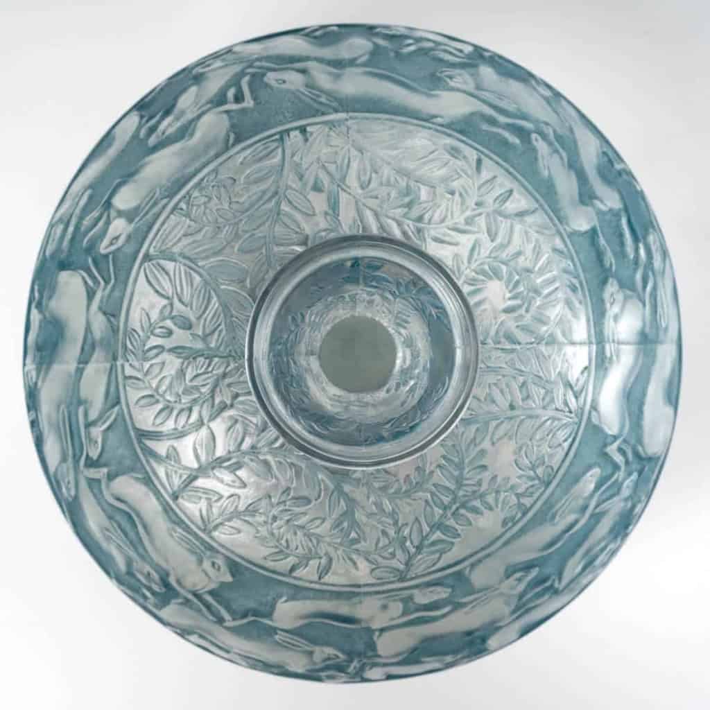 Vase « Lièvres » verre blanc patiné bleu de René LALIQUE | Biron Vase "Lièvres" verre blanc patiné bleu de René LALIQUE