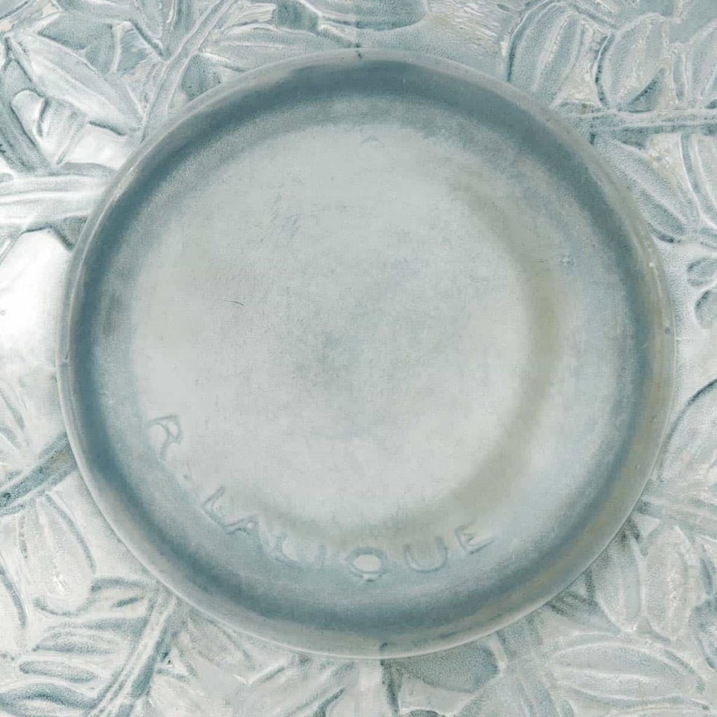Vase « Lièvres » verre blanc patiné bleu de René LALIQUE | Biron Vase "Lièvres" verre blanc patiné bleu de René LALIQUE