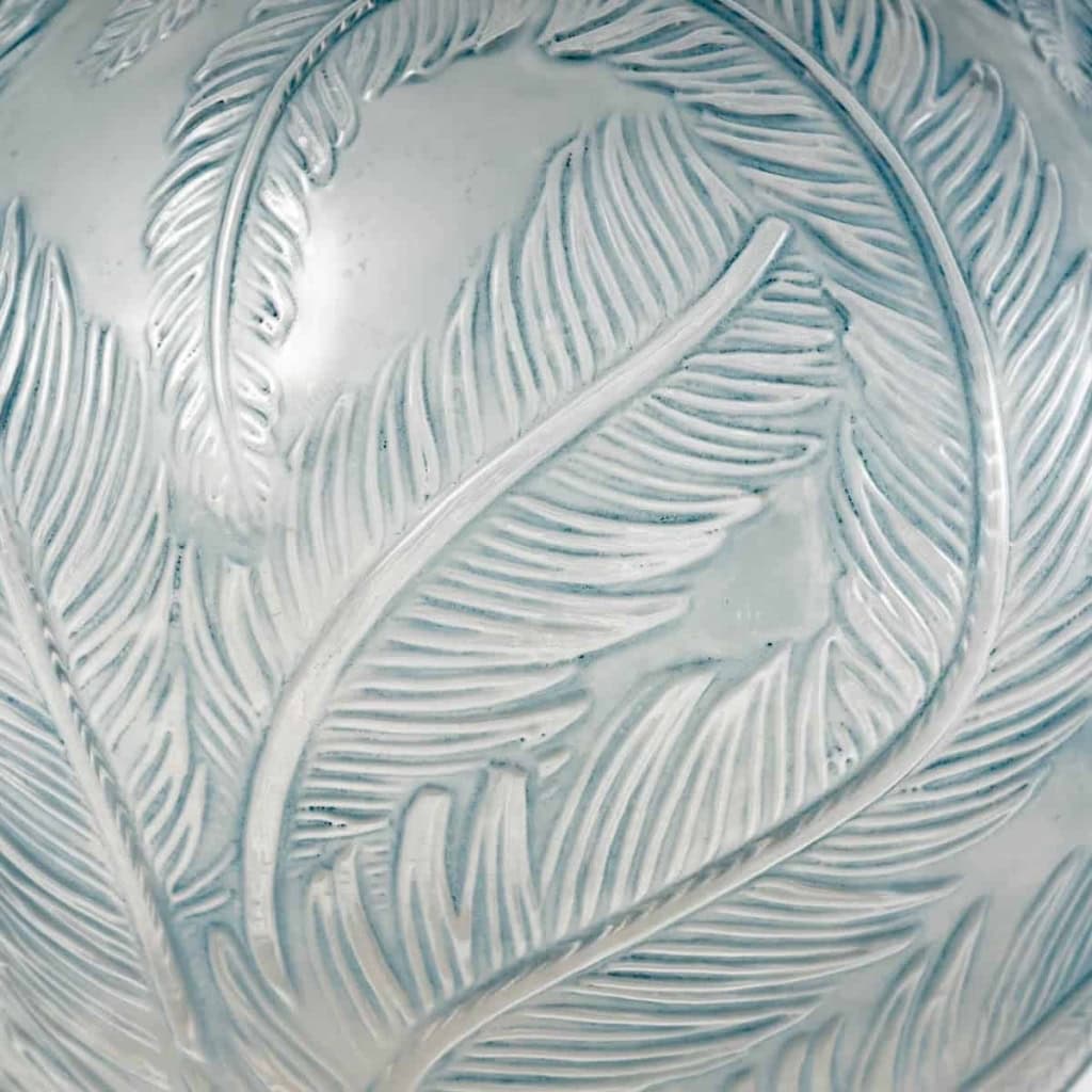 Vase « Plumes » verre blanc patiné bleu de René LALIQUE | Biron Vase "Plumes" verre blanc patiné bleu de René LALIQUE