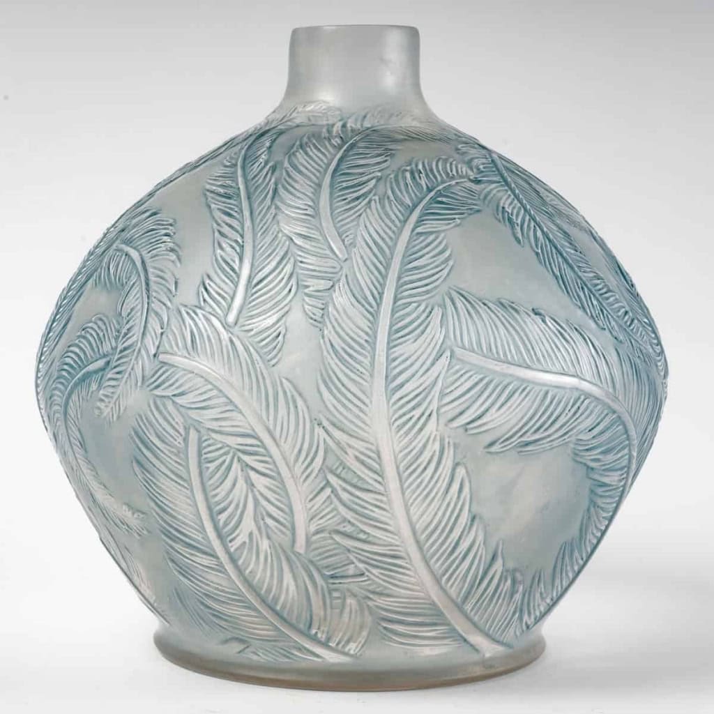 Vase « Plumes » verre blanc patiné bleu de René LALIQUE | Biron Vase "Plumes" verre blanc patiné bleu de René LALIQUE