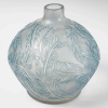 Vase « Plumes » verre blanc patiné bleu de René LALIQUE | Biron Vase "Plumes" verre blanc patiné bleu de René LALIQUE