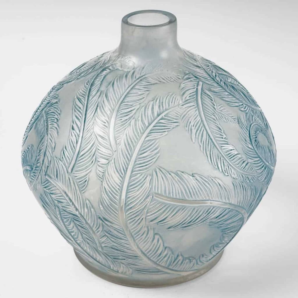 Vase « Plumes » verre blanc patiné bleu de René LALIQUE | Biron Vase "Plumes" verre blanc patiné bleu de René LALIQUE