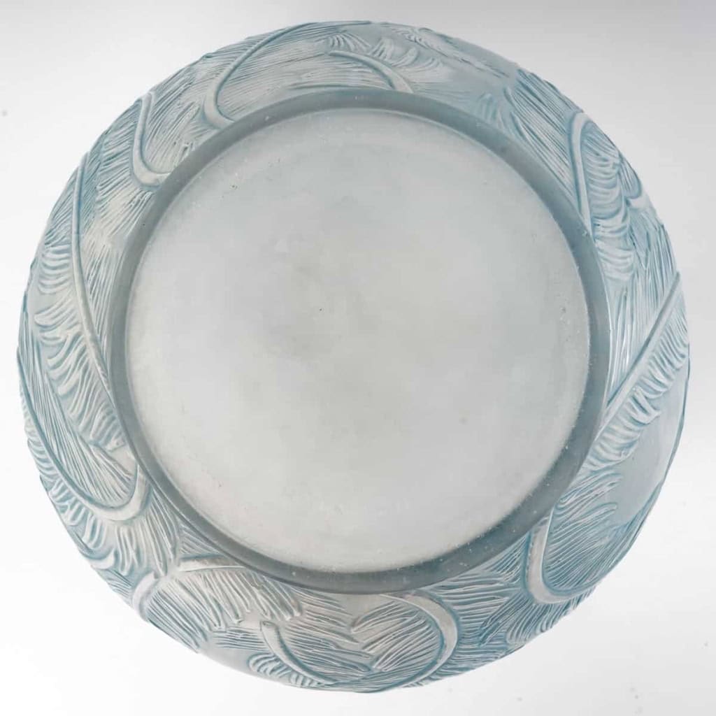 Vase « Plumes » verre blanc patiné bleu de René LALIQUE | Biron Vase "Plumes" verre blanc patiné bleu de René LALIQUE