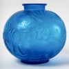 Vase « Poissons » verre bleu électrique patiné blanc de René LALIQUE | Biron ||||||||||||