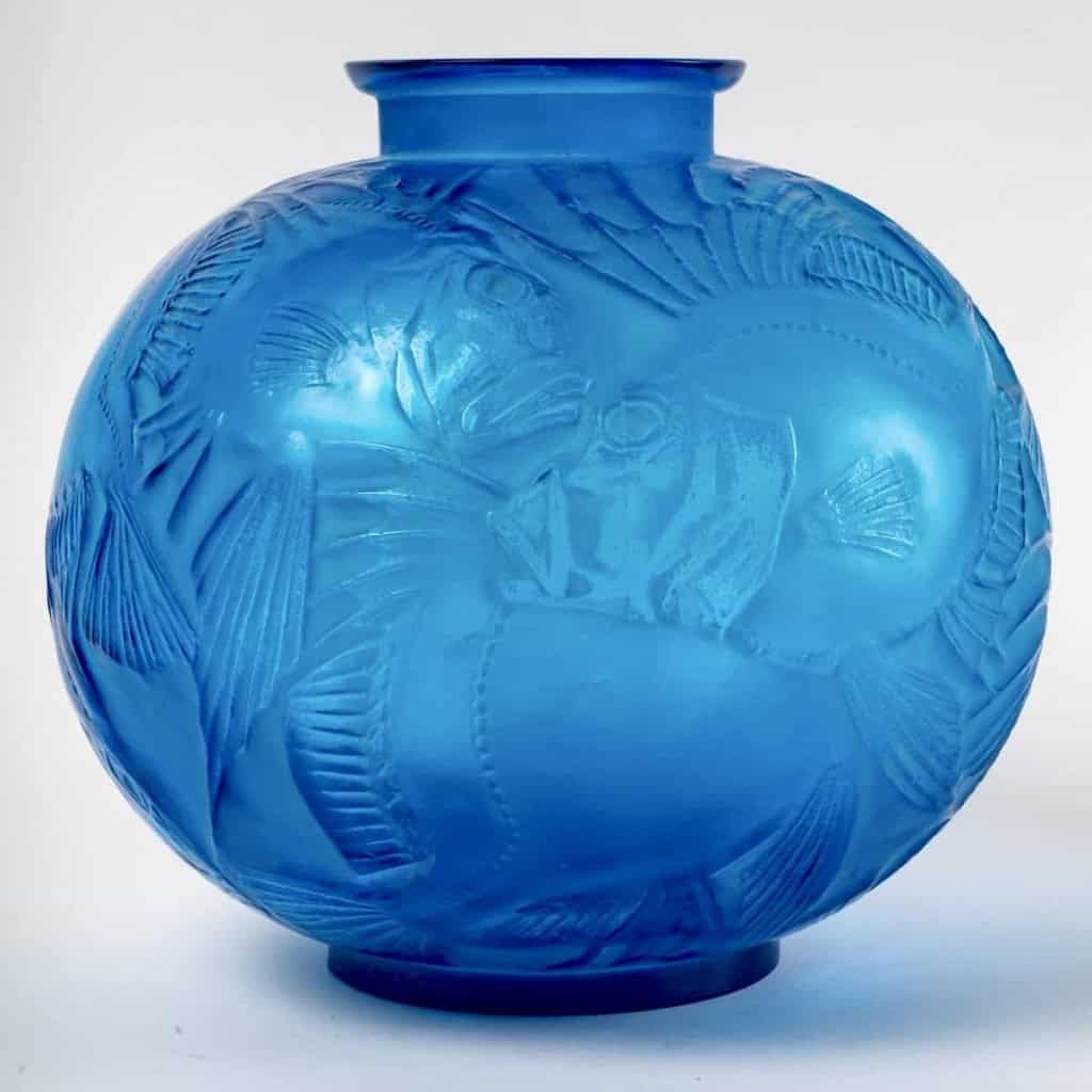 Vase « Poissons » verre bleu électrique patiné blanc de René LALIQUE | Biron ||||||||||||