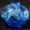 Vase « Poissons » verre bleu électrique patiné blanc de René LALIQUE | Biron Vase "Poissons" verre bleu électrique patiné blanc de René LALIQUE