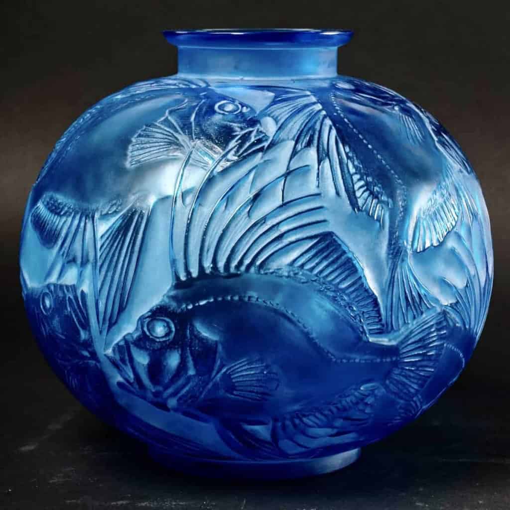 Vase « Poissons » verre bleu électrique patiné blanc de René LALIQUE | Biron Vase "Poissons" verre bleu électrique patiné blanc de René LALIQUE