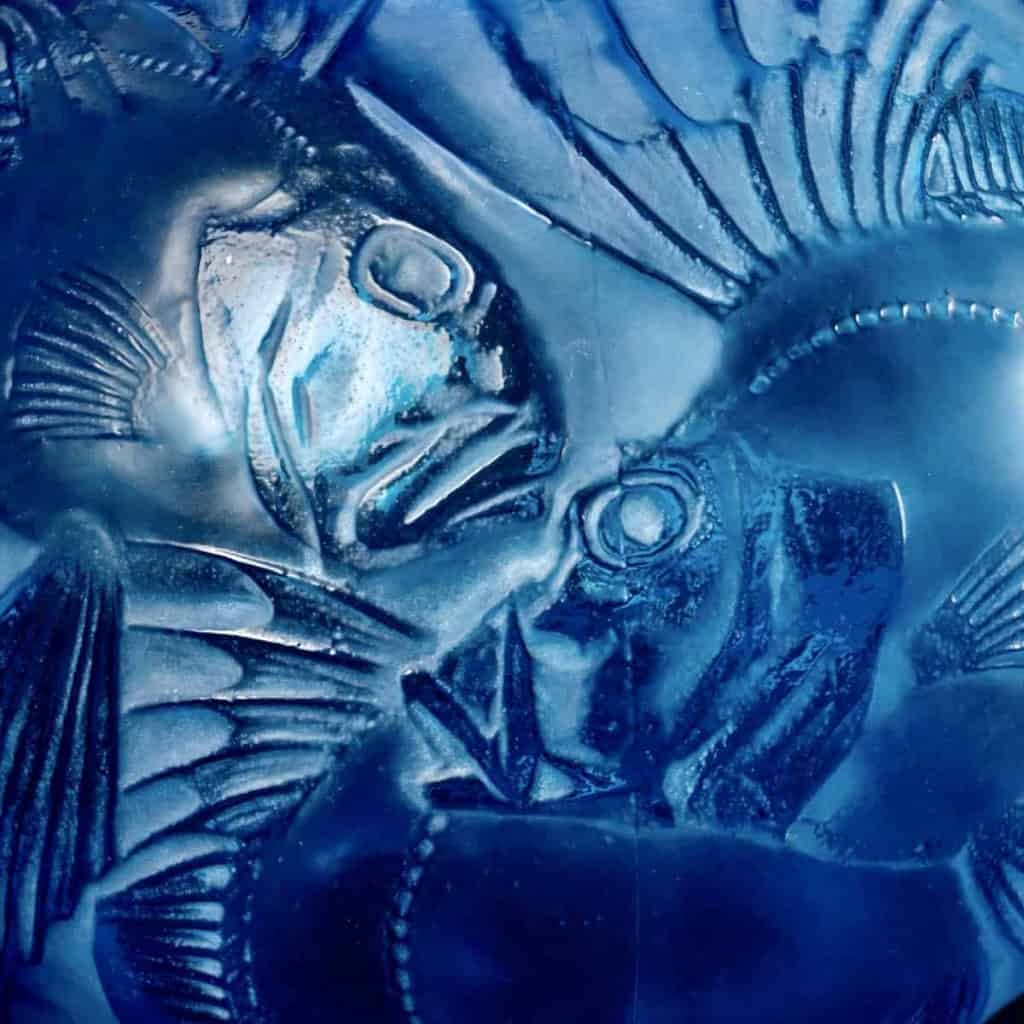 Vase « Poissons » verre bleu électrique patiné blanc de René LALIQUE | Biron Vase "Poissons" verre bleu électrique patiné blanc de René LALIQUE
