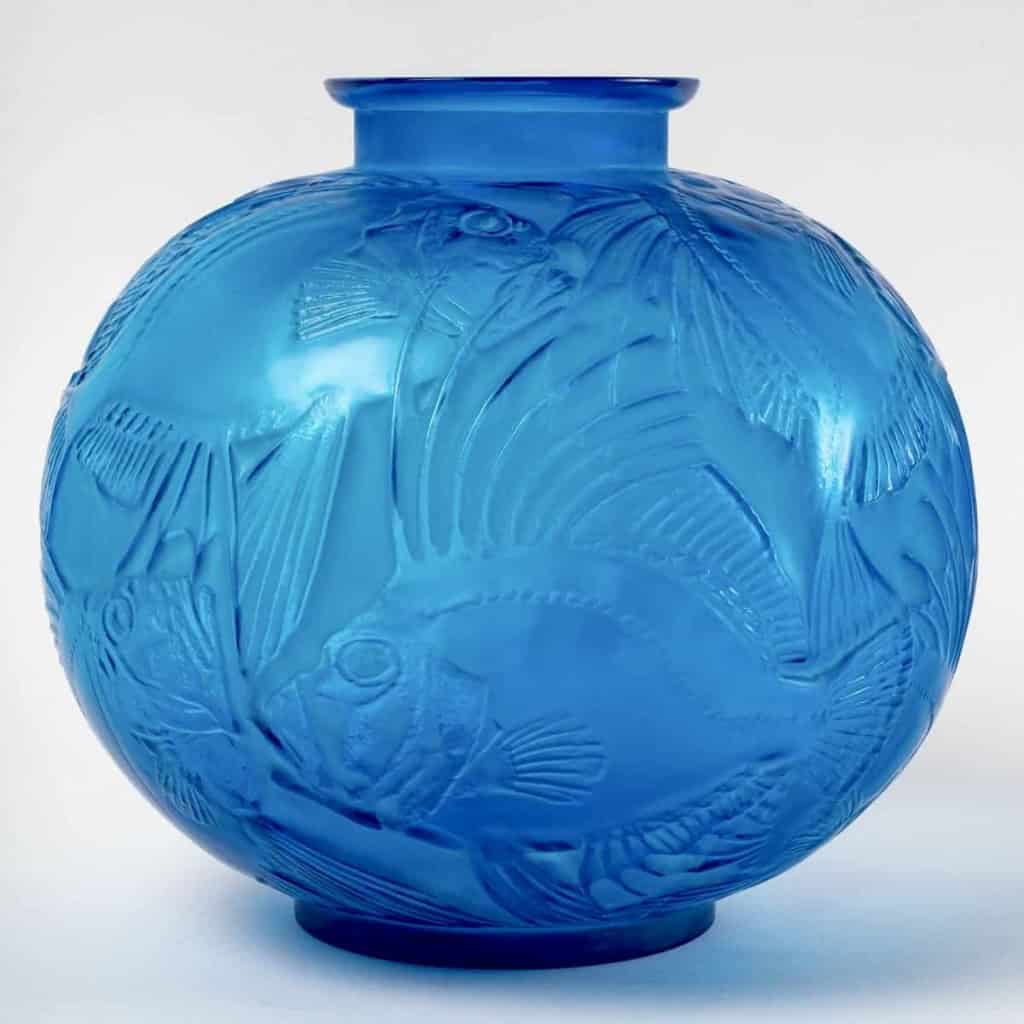 Vase « Poissons » verre bleu électrique patiné blanc de René LALIQUE | Biron Vase "Poissons" verre bleu électrique patiné blanc de René LALIQUE