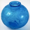 Vase « Poissons » verre bleu électrique patiné blanc de René LALIQUE | Biron Vase "Poissons" verre bleu électrique patiné blanc de René LALIQUE