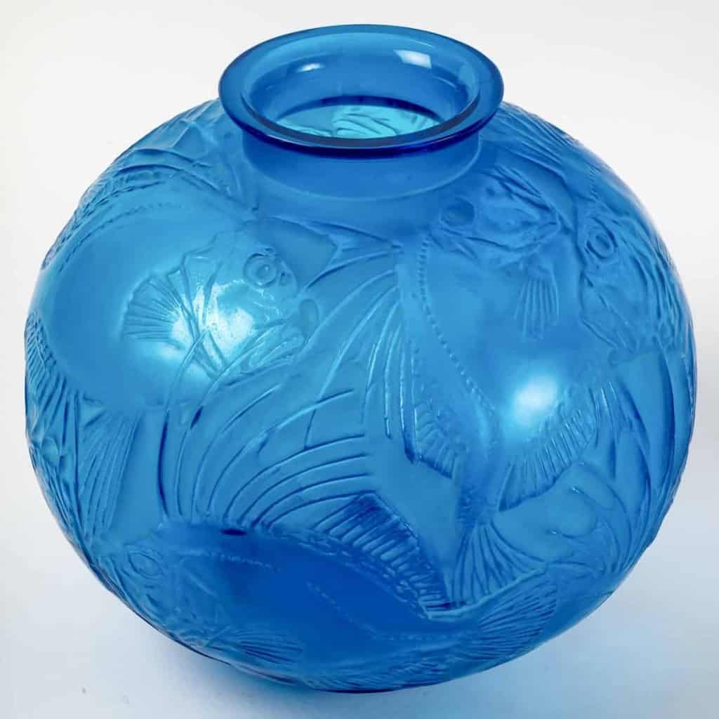 Vase « Poissons » verre bleu électrique patiné blanc de René LALIQUE | Biron Vase "Poissons" verre bleu électrique patiné blanc de René LALIQUE