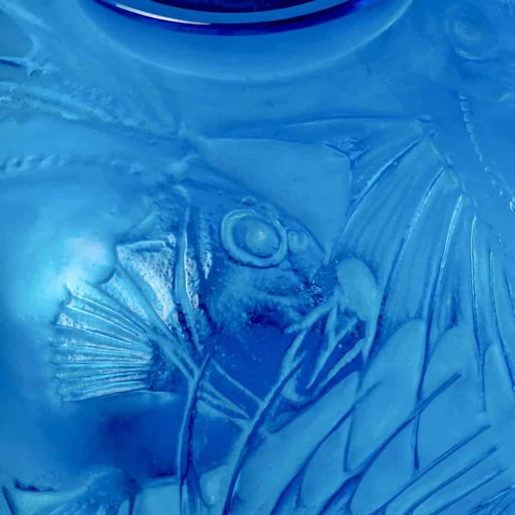 Vase « Poissons » verre bleu électrique patiné blanc de René LALIQUE | Biron Vase "Poissons" verre bleu électrique patiné blanc de René LALIQUE