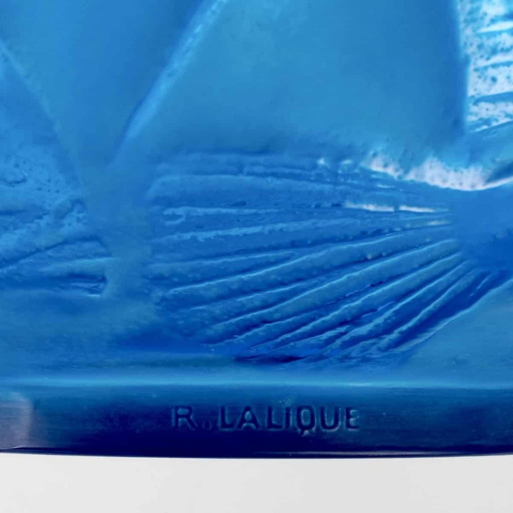 Vase « Poissons » verre bleu électrique patiné blanc de René LALIQUE | Biron Vase "Poissons" verre bleu électrique patiné blanc de René LALIQUE