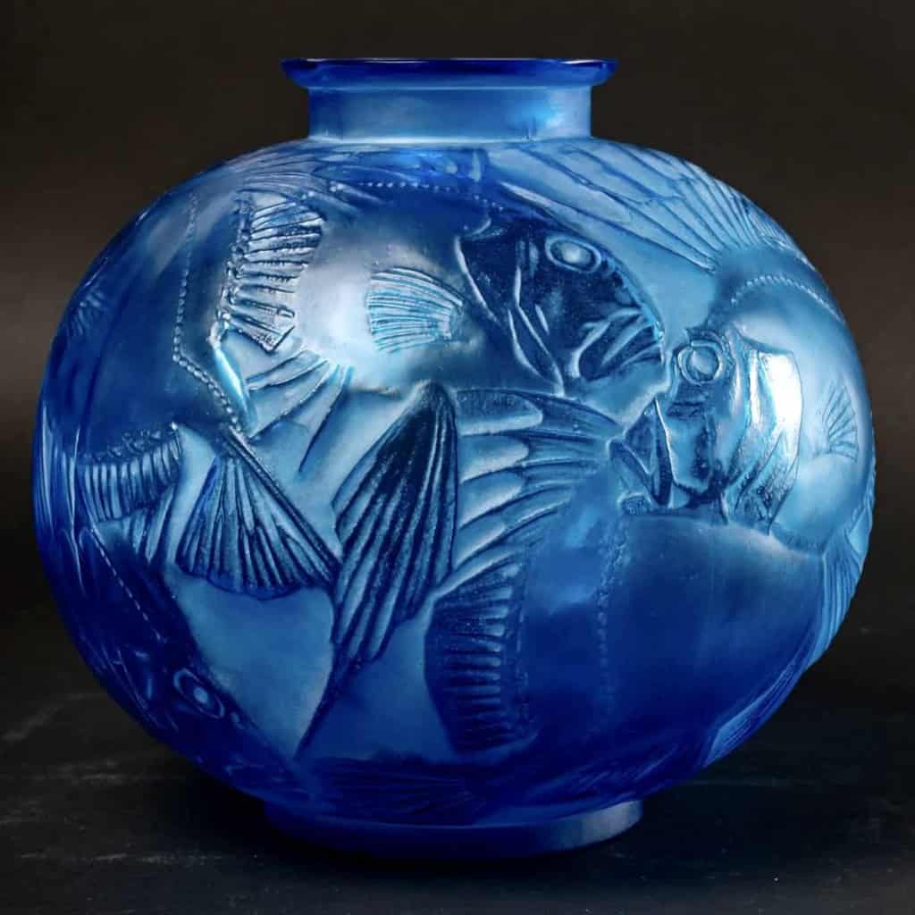 Vase « Poissons » verre bleu électrique patiné blanc de René LALIQUE | Biron Vase "Poissons" verre bleu électrique patiné blanc de René LALIQUE