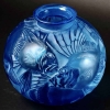 Vase « Poissons » verre bleu électrique patiné blanc de René LALIQUE | Biron Vase "Poissons" verre bleu électrique patiné blanc de René LALIQUE