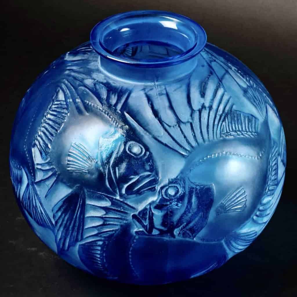 Vase « Poissons » verre bleu électrique patiné blanc de René LALIQUE | Biron Vase "Poissons" verre bleu électrique patiné blanc de René LALIQUE