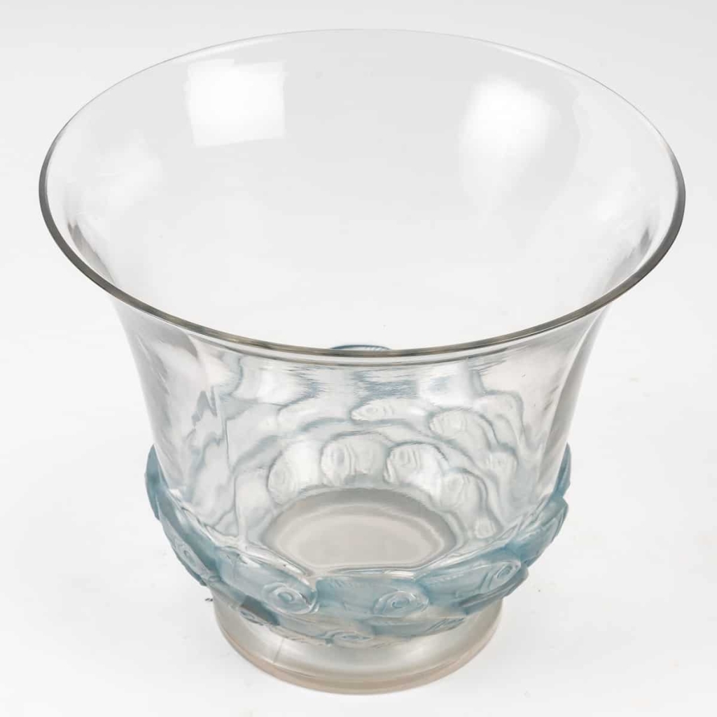 Vase « Monaco » verre blanc patiné bleu de René LALIQUE | Biron Vase "Monaco" verre blanc patiné bleu de René LALIQUE