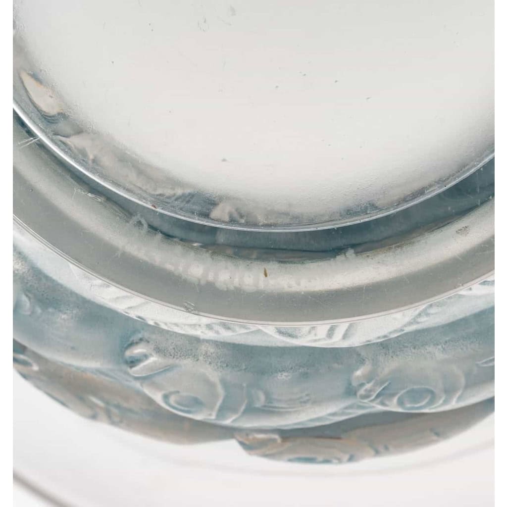 Vase « Monaco » verre blanc patiné bleu de René LALIQUE | Biron Vase "Monaco" verre blanc patiné bleu de René LALIQUE