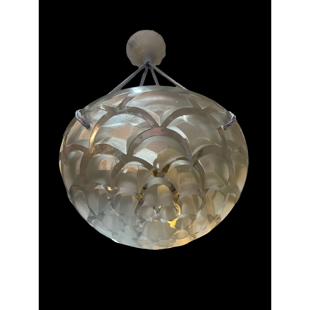 Paire de Suspensions Plafonniers « Rinceaux » verre blanc de René LALIQUE | Biron Paire de Suspensions Plafonniers "Rinceaux" verre blanc de René LALIQUE