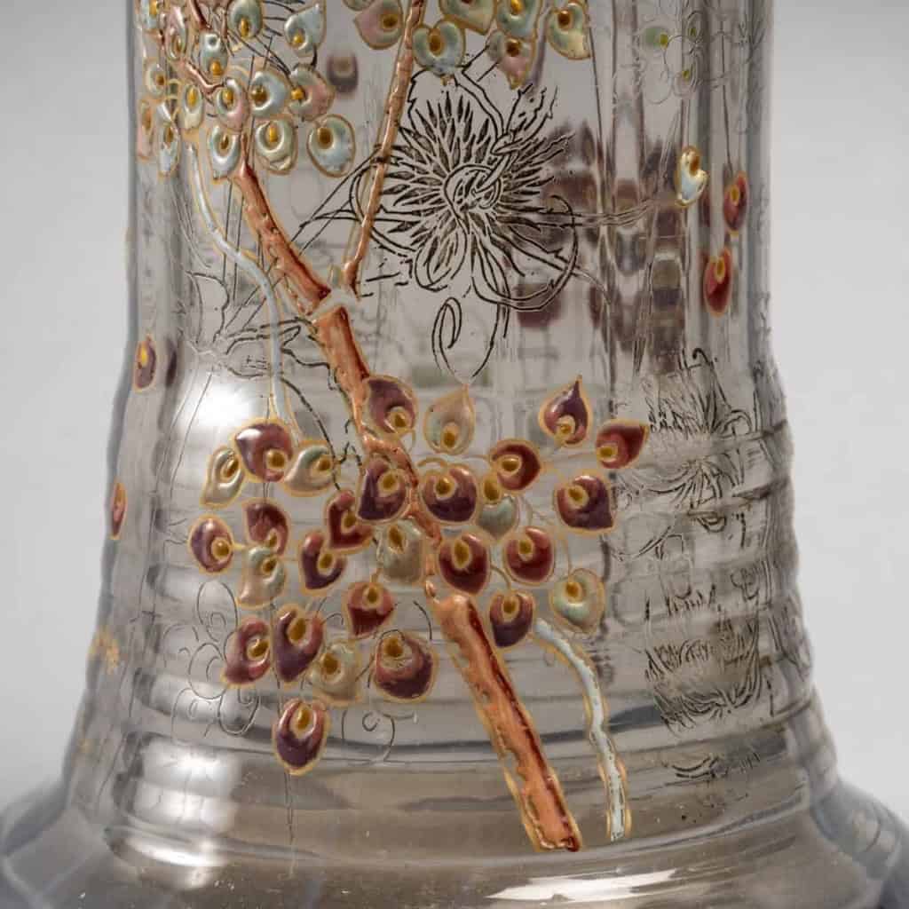 Vase « Chardons et Symphorines » verre gris et opalescent émaillé d’Emile Gallé | Biron Vase "Chardons et Symphorines" verre gris et opalescent émaillé d'Emile Gallé